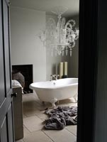 Salle de bain avec lustre en fil métallique
