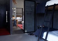 Chambre moderne avec lits superposés