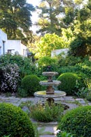 Jardin Cottage avec plan d'eau et topiaire Box