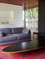 Salon moderne avec espace bar
