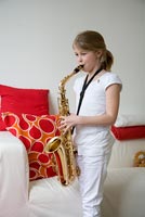 Fille jouant du saxophone