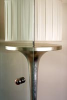 Lampe moderne reflétée dans la porte de l'armoire