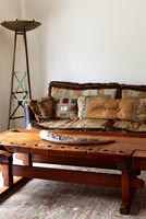 Salon moderne avec des meubles anciens