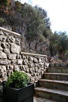 Mur et marches en pierre traditionnelle
