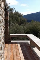 Maison traditionnelle en pierre avec vue sur la montagne, Grèce