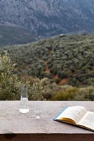Balcon avec vue sur la montagne, Grèce