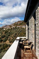 Maison traditionnelle en pierre avec vue sur la montagne, Grèce