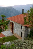 Maison en pierre traditionnelle dans les montagnes, Grèce
