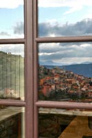 Vue panoramique reflétée dans les fenêtres, Grèce