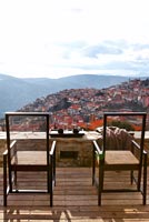 Balcon traditionnel avec chaises modernes et vue panoramique