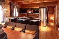 Salle à manger cuisine moderne dans une maison traditionnelle