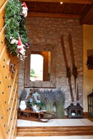 Entrée de maison en pierre décorée pour Noël
