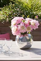 Arrangement de fleurs sur table de jardin