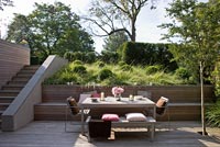 Meubles de jardin sur terrasse en bois