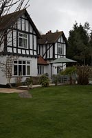 Maison simulée Tudor et jardin arrière
