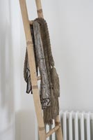 Foulards sur échelle en bois
