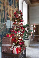 Cadeaux de Noël et décorations dans le hall