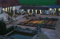 Potager et Golden Fleet Barn éclairés la nuit - Château du Riveau