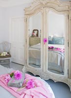 Chambre de style français avec penderie miroir