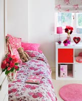 Chambre de fille décorée de roses et de dahlias