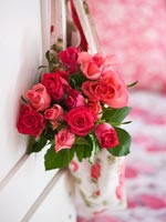 Sac en tissu floral suspendu à la porte avec des roses