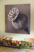 Arrangement de Noël de cônes de sapin, de fruits et de baies sur une table en bois avec photo sépia