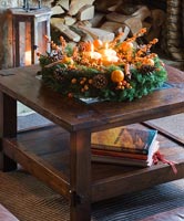 Couronne de Noël sur table basse en bois