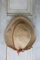 Chapeau vintage suspendu à l'obturateur