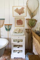 Salle de bain vintage avec des spécimens de corail encadrés