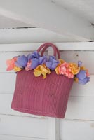 Fleurs disposées dans un sac vintage