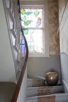 Escalier classique avec vitrail