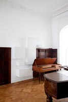 Salle de musique avec éléments muraux contemporains