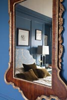 Chambre classique reflétée dans un miroir antique