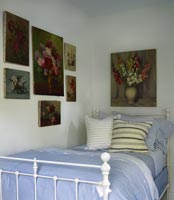 Affichage de peintures florales sur le mur de la chambre