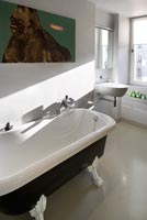 Baignoire classique dans la salle de bain moderne