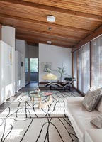 Salon moderne avec tapis à motifs