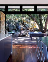 Cuisine-salle à manger moderne avec portes donnant sur le jardin