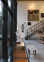 Couloir moderne avec exposition d'œuvres d'art