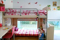 Chambre de fille moderne avec lits superposés