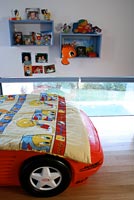 Chambre de garçon moderne avec lit fantaisie