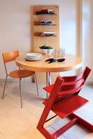 Table ronde et chaise haute rouge