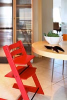 Table de cuisine ronde et chaise haute rouge