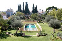 Grand jardin avec piscine et oliviers