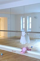 Studio de danse avec barre de ballet