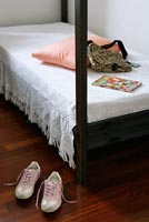 Chambre moderne avec lit à baldaquin