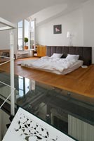 Chambre contemporaine avec sol en verre