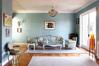 Salon bleu avec des meubles vintage