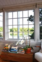 Fenêtre classique avec vue sur le lac
