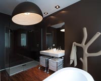 Salle de bain noire moderne