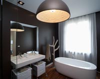 Salle de bain noire moderne